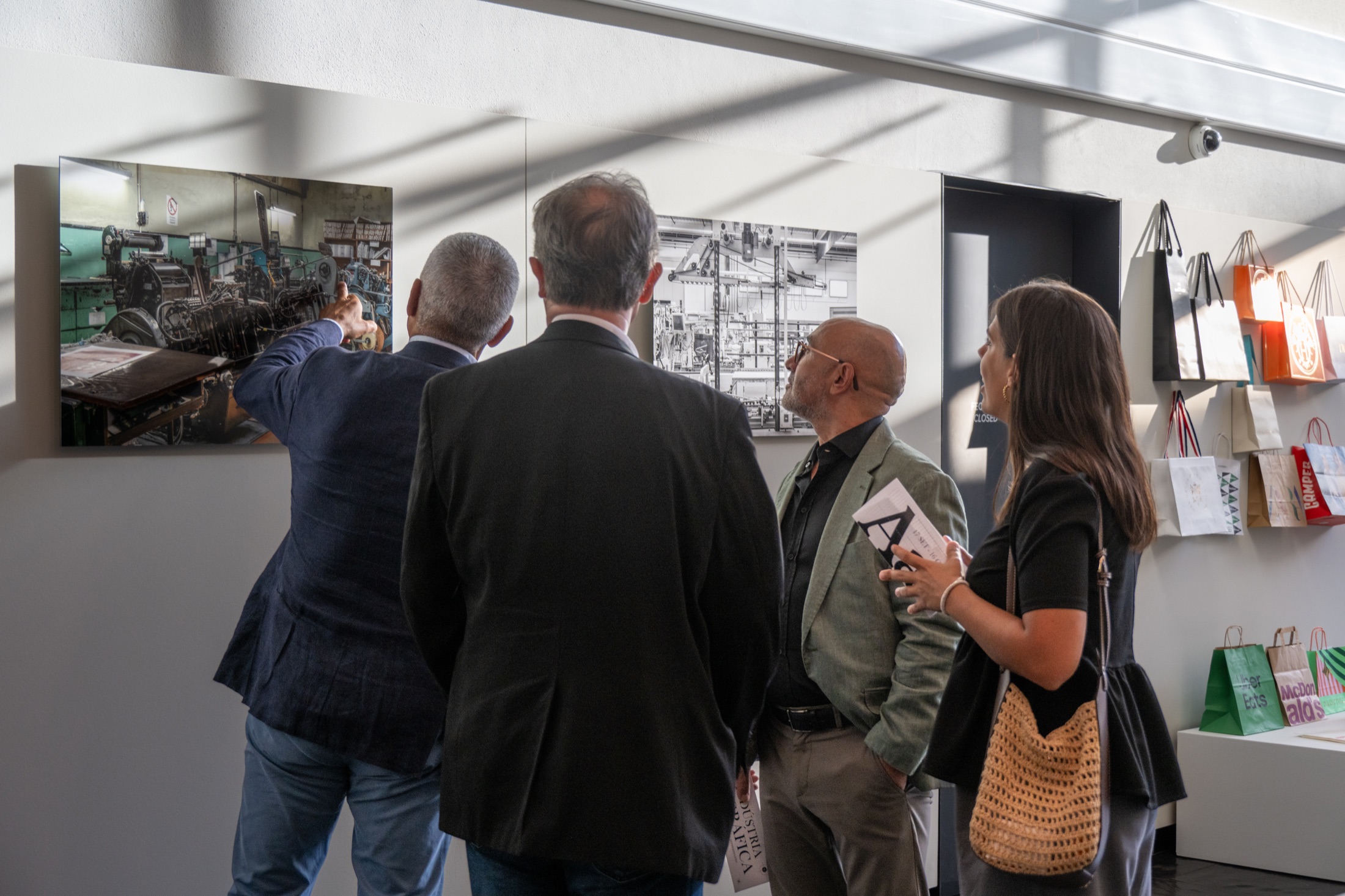 Visitantes observam obras e objetos da exposição na ESAD