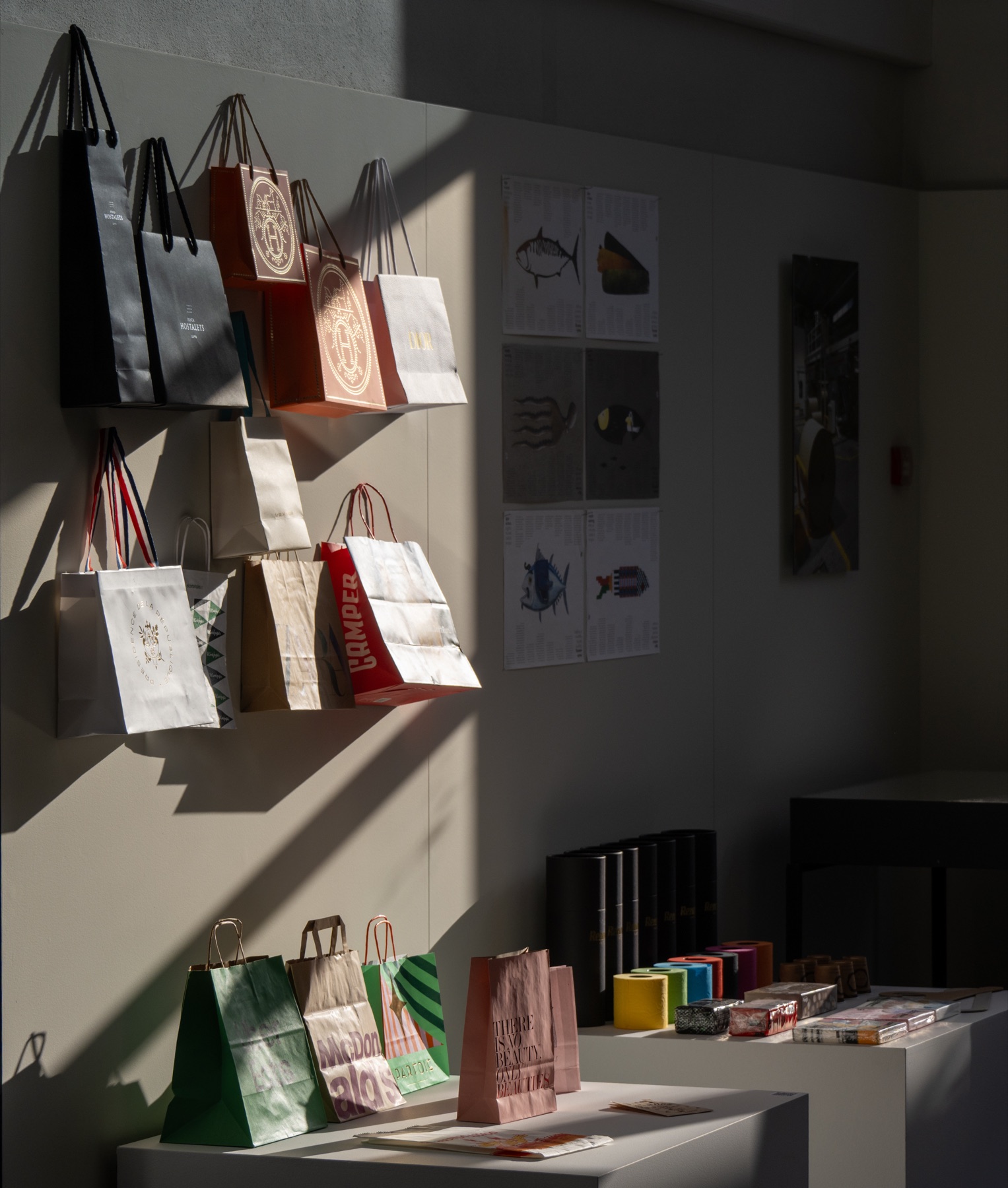 Sacos e materiais gráficos apresentados na exposição na ESAD