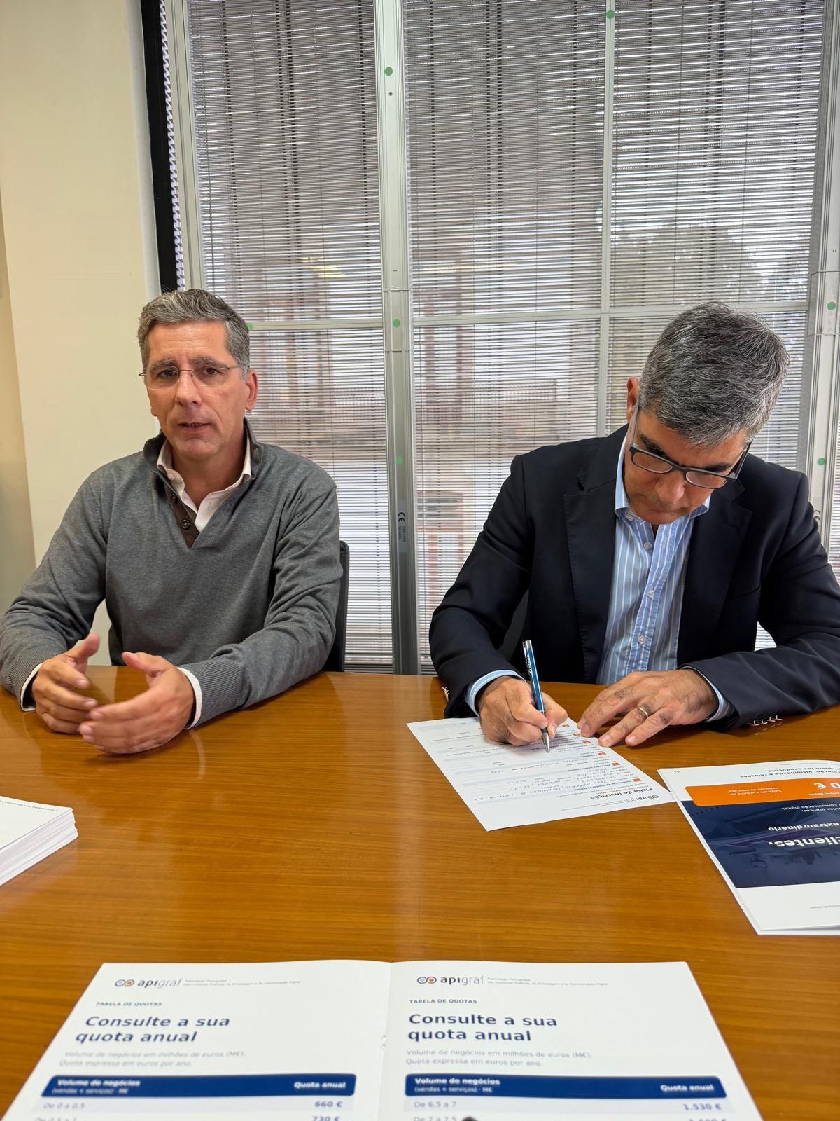Assinatura da adesão à APIGRAF durante o encontro