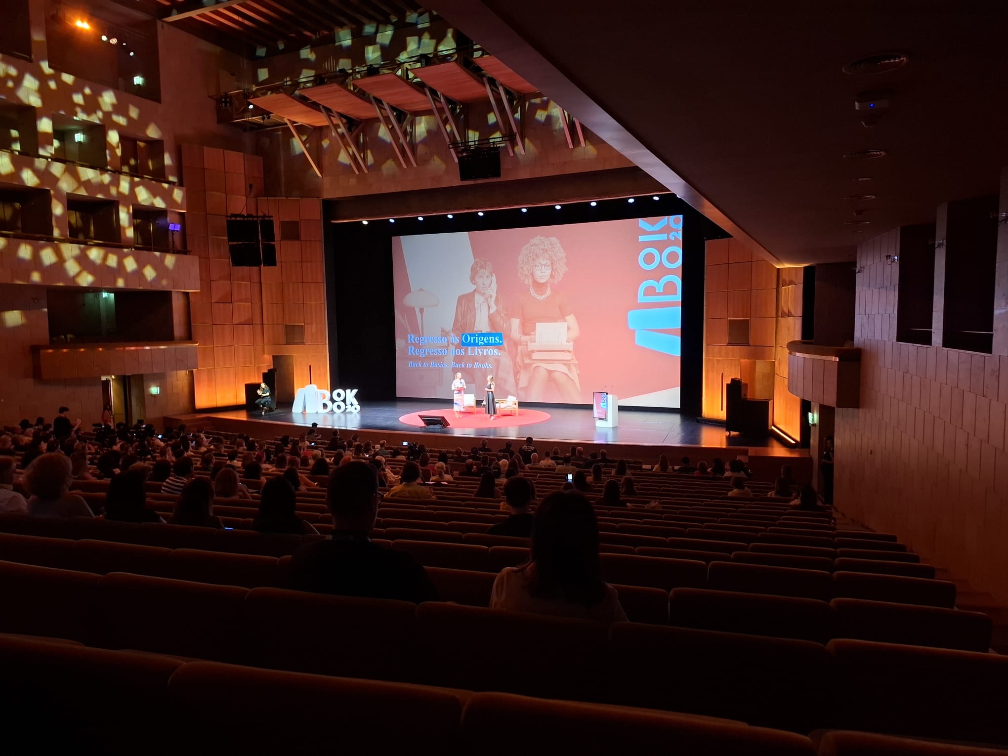 Grand Auditorium du CCB pendant BOOK 2.0 2026, avec la session « Retour aux origines » sur scène