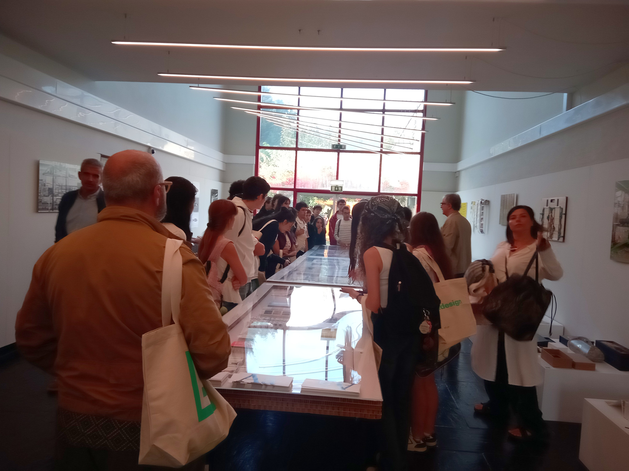 Alunos e professores de Ermesinde durante a visita à exposição na ESAD, acompanhados pela APIGRAF