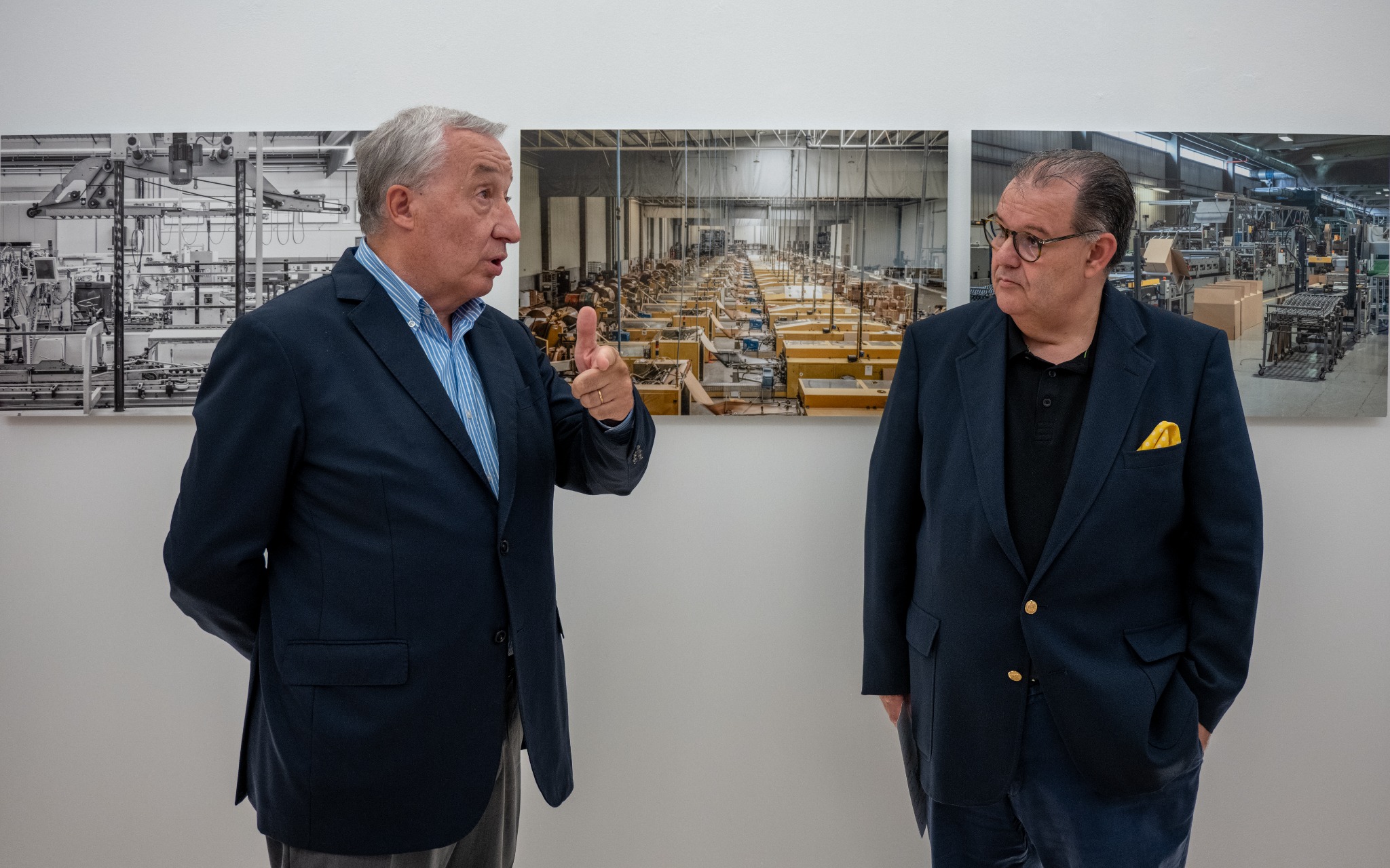 Participantes durante a inauguração da exposição